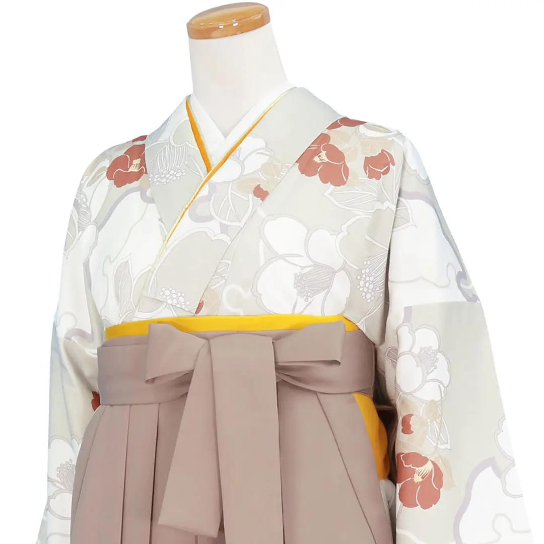 白灰地に雪輪と赤い椿・モカ袴（無地） （二尺袖）／卒業式／斜め詳細