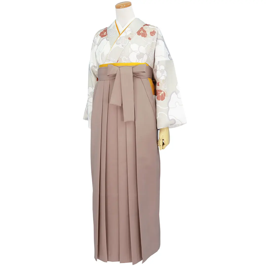 白灰地に雪輪と赤い椿・モカ袴（無地） （二尺袖）／卒業式／斜め