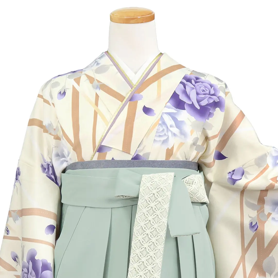 【2026年新作】アイボリー地に斜め縞と薔薇・くすみグリーン袴（レース）（二尺袖）／卒業式／正面詳細