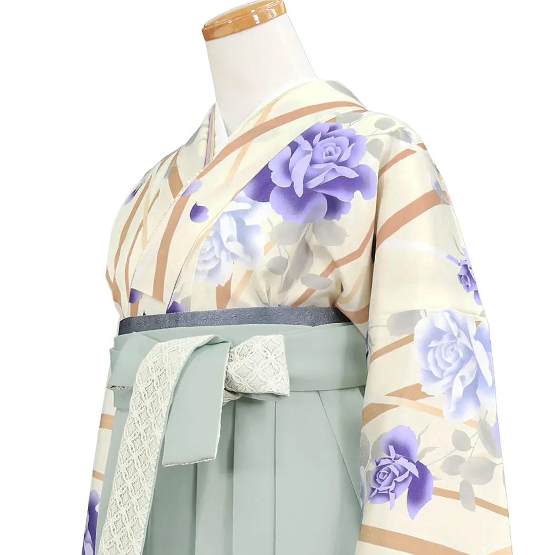 【2026年新作】アイボリー地に斜め縞と薔薇・くすみグリーン袴（レース）（二尺袖）／卒業式／斜め詳細