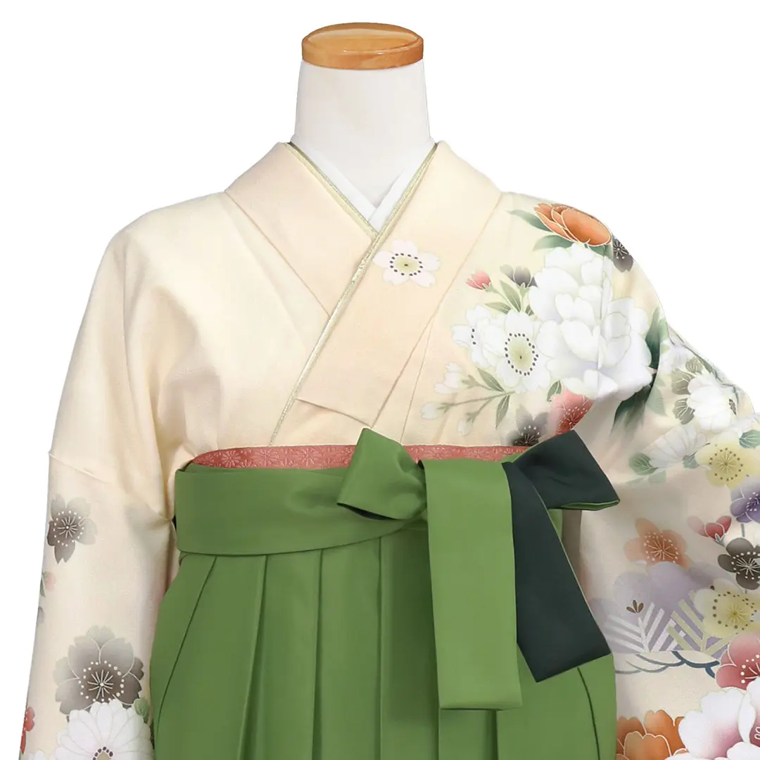 ベージュ地に大輪の牡丹と菊・緑袴（ぼかし） （二尺袖）／卒業式／正面詳細