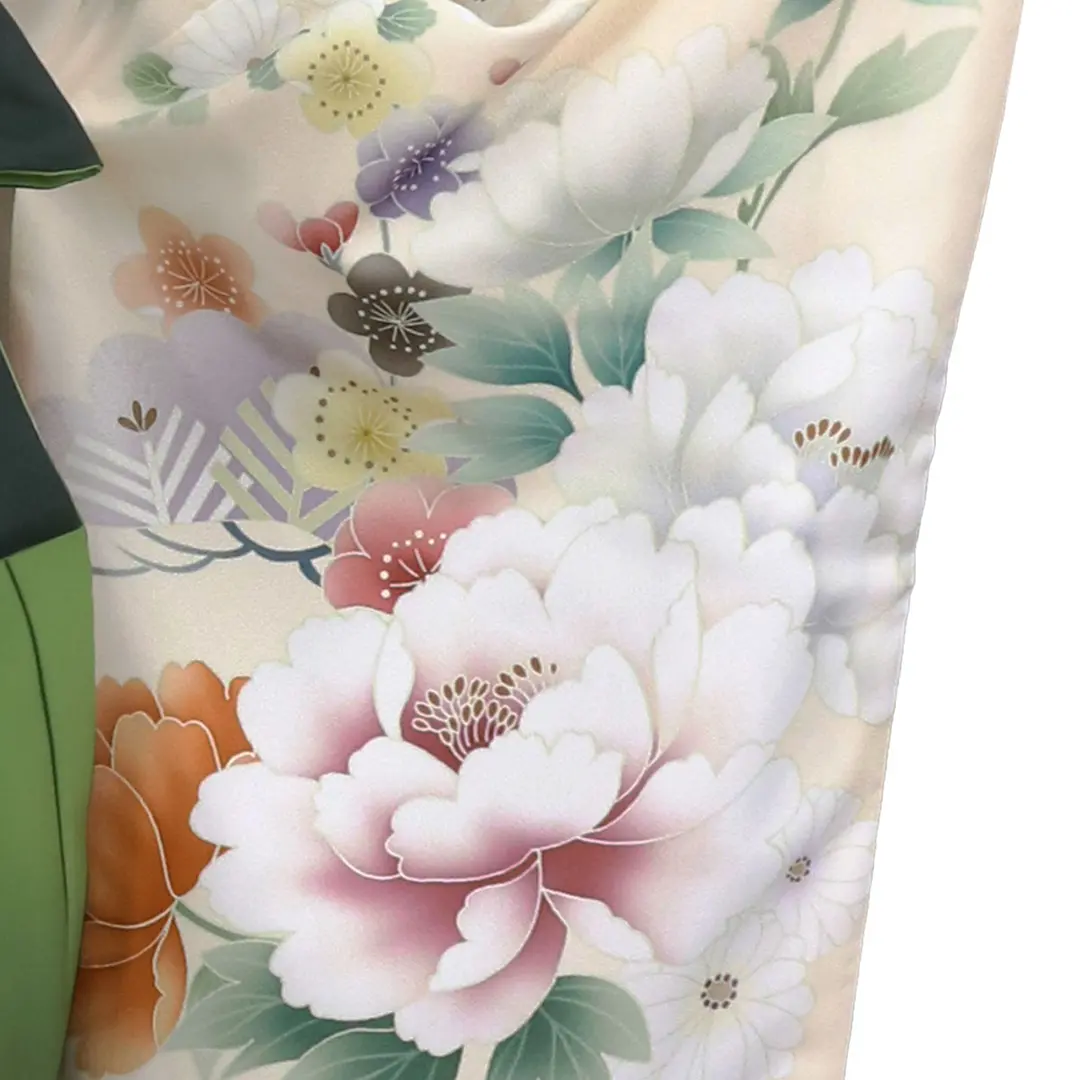 ベージュ地に大輪の牡丹と菊・緑袴（ぼかし） （二尺袖）／卒業式／左袖柄詳細