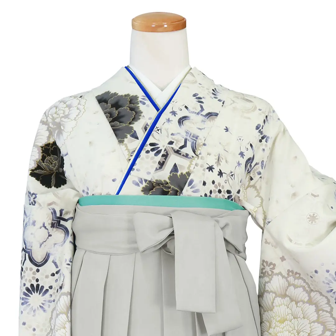 アイボリー地に大輪の牡丹と幾何学模様・ライトグレー袴（無地） （二尺袖）／卒業式／正面詳細