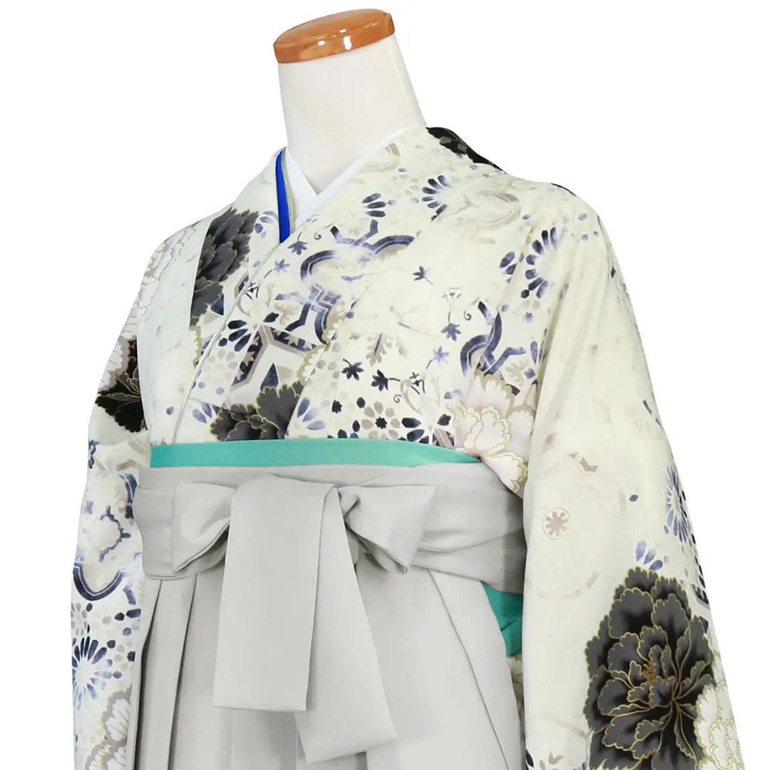 アイボリー地に大輪の牡丹と幾何学模様・ライトグレー袴（無地） （二尺袖）／卒業式／斜め詳細