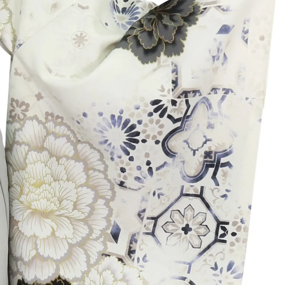 アイボリー地に大輪の牡丹と幾何学模様・ライトグレー袴（無地） （二尺袖）／卒業式／左袖柄詳細