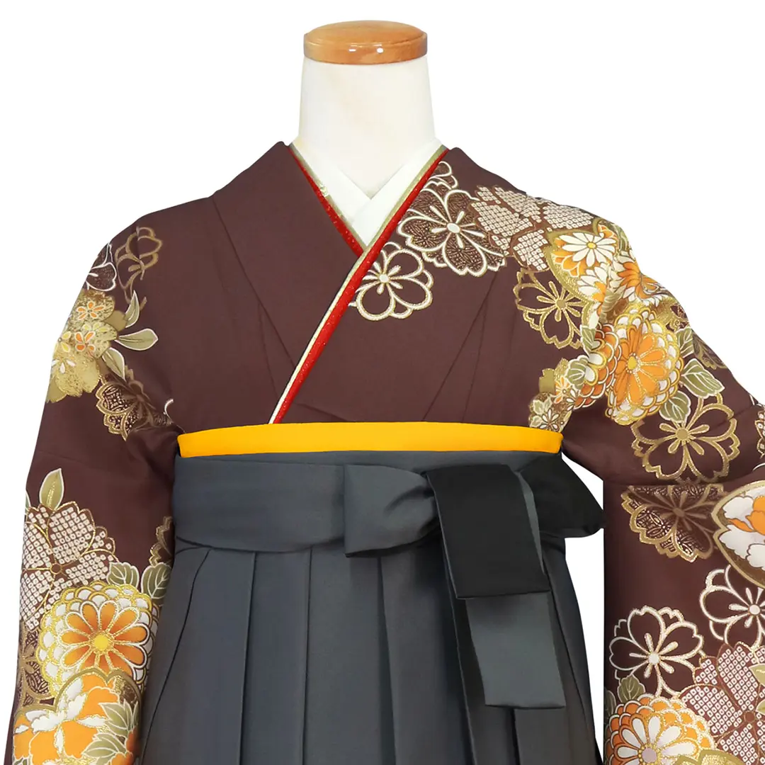 茶色地に桜と菊尽くし・黒袴（ぼかし） （二尺袖）／卒業式／正面詳細