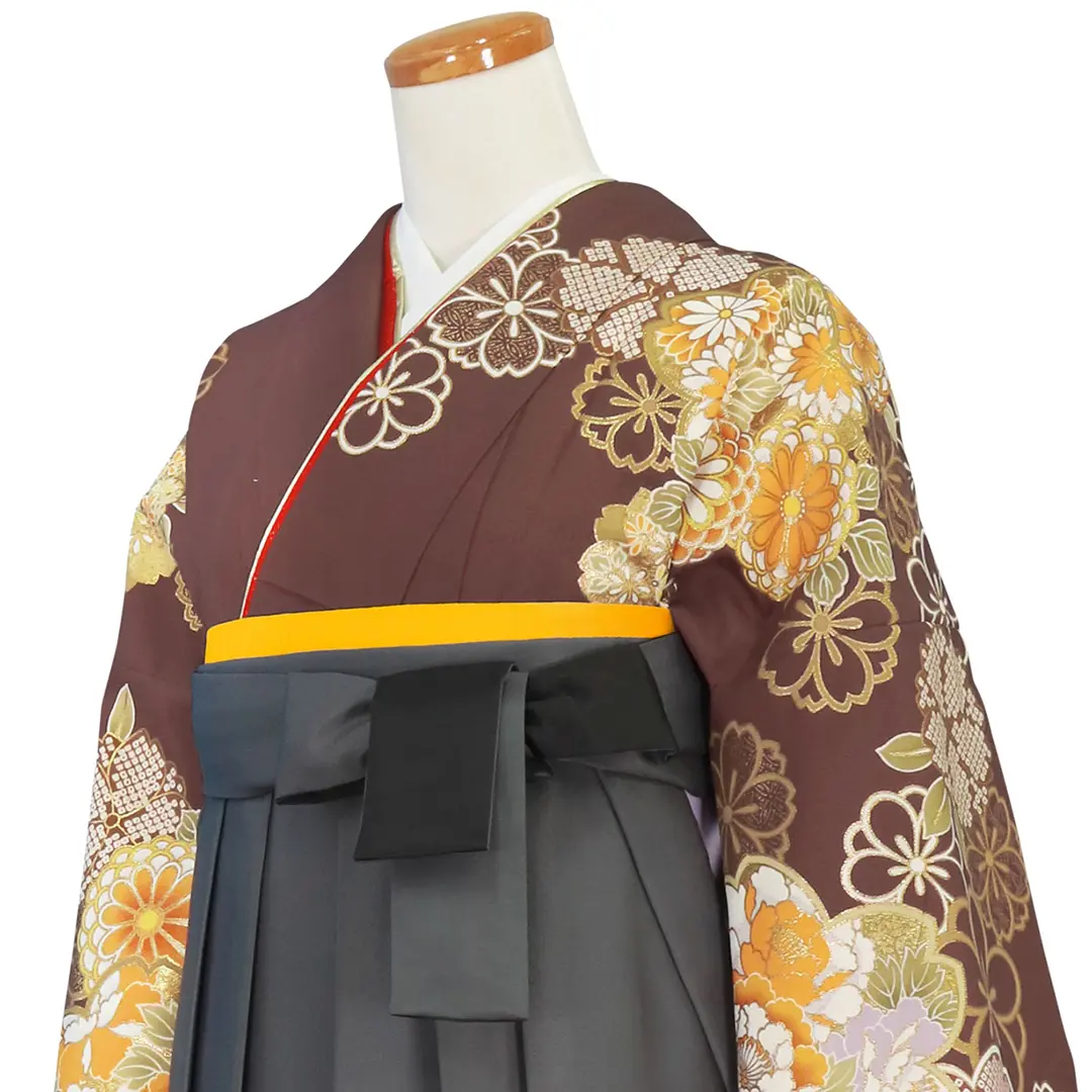 茶色地に桜と菊尽くし・黒袴（ぼかし） （二尺袖）／卒業式／斜め詳細