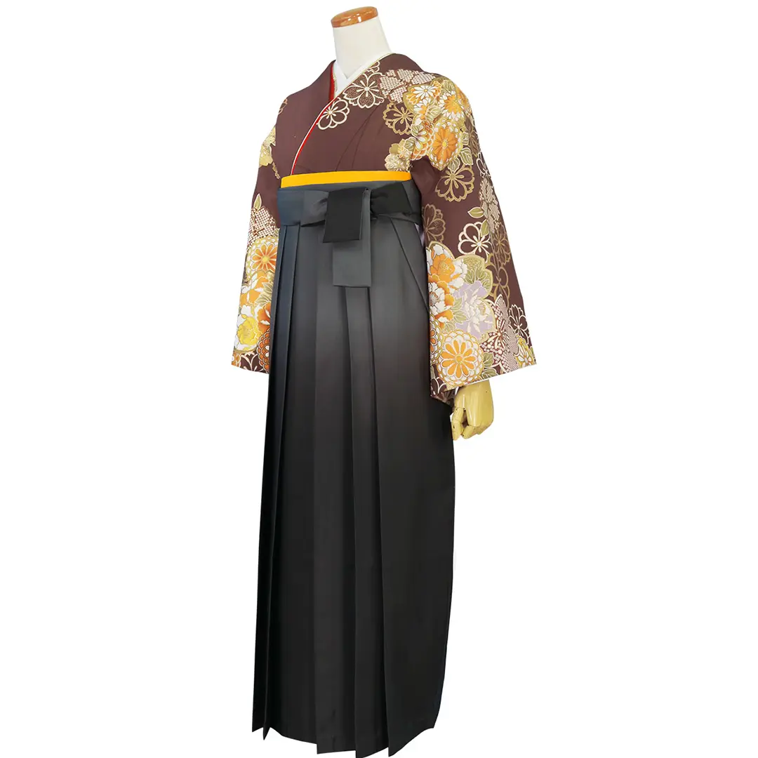 茶色地に桜と菊尽くし・黒袴（ぼかし） （二尺袖）／卒業式／斜め