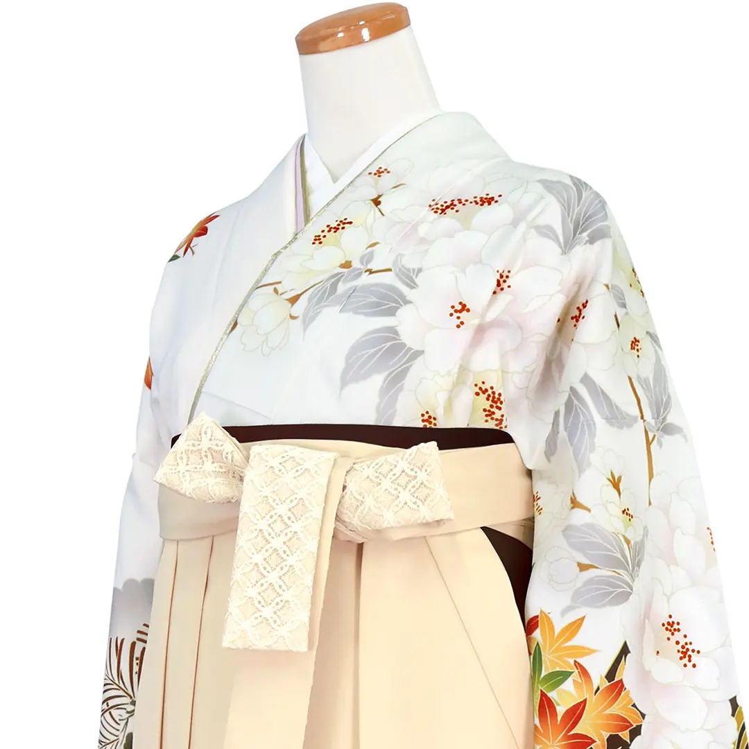 白地に水文と紅白の椿・アイボリー袴（レース） （二尺袖）／卒業式／斜め詳細