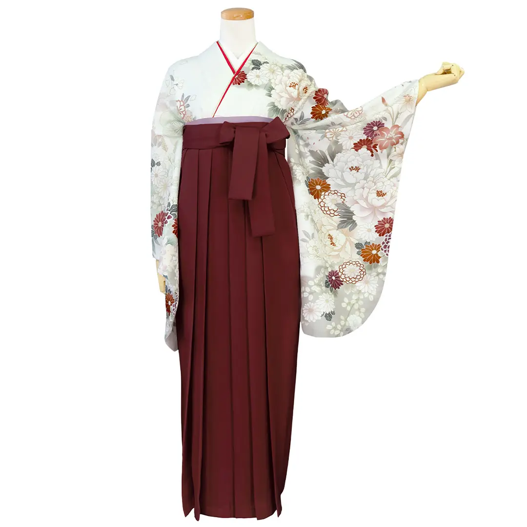 白地に牡丹と菊、百合の花・臙脂袴（無地） （二尺袖）／卒業式／正面