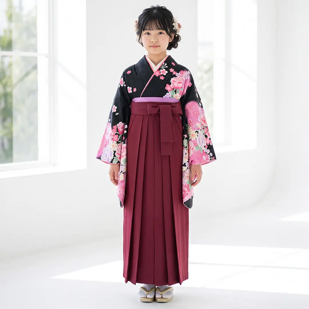 黒地に薔薇・臙脂袴（無地） （小学生）／卒業式／着用イメージ