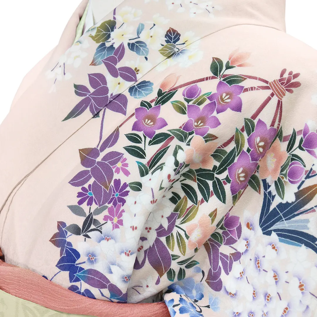 薄サーモンピンク地に百花の訪問着／肩まわり