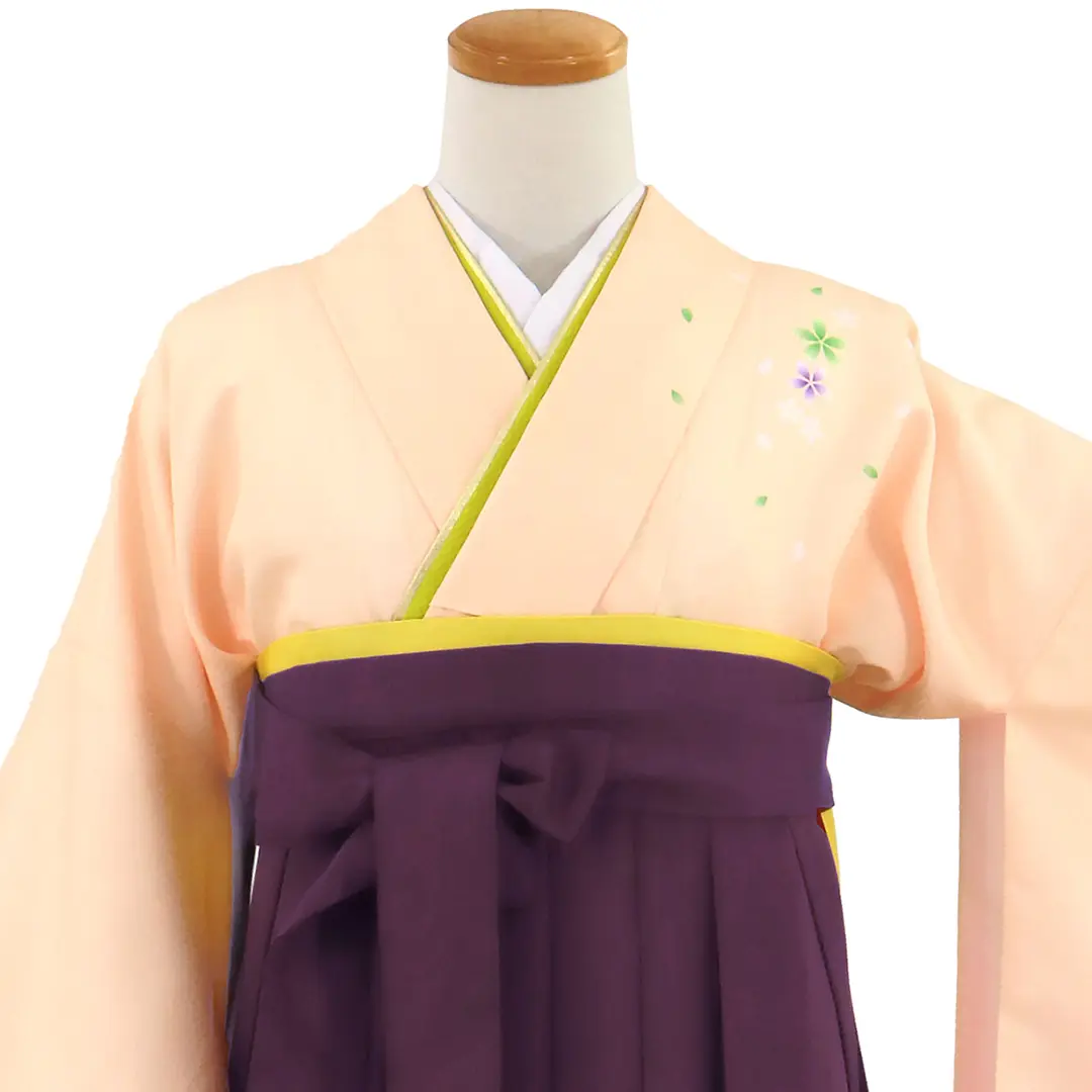 【先生におすすめ】ピンクベージュ地に桜・紫袴（無地） （二尺袖）／卒業式（オリジナルデザイン）／正面詳細