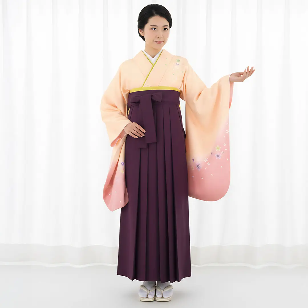 【先生におすすめ】ピンクベージュ地に桜・紫袴（無地） （二尺袖）／卒業式（オリジナルデザイン）／着用イメージ