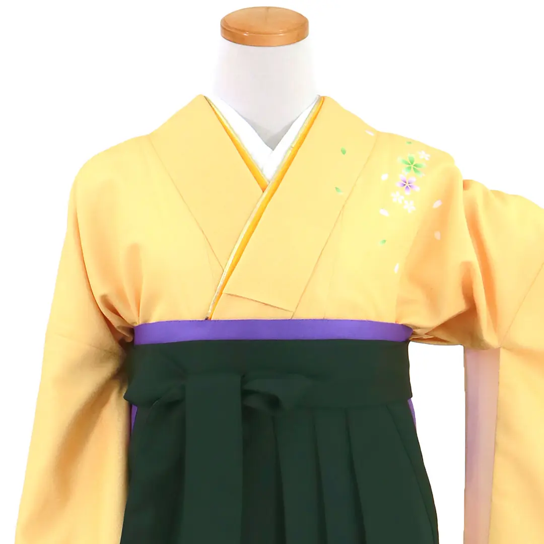 【先生におすすめ】黄色と鶸（ひわ）色地に桜・深緑袴（無地） （二尺袖）／卒業式（オリジナルデザイン）／正面詳細