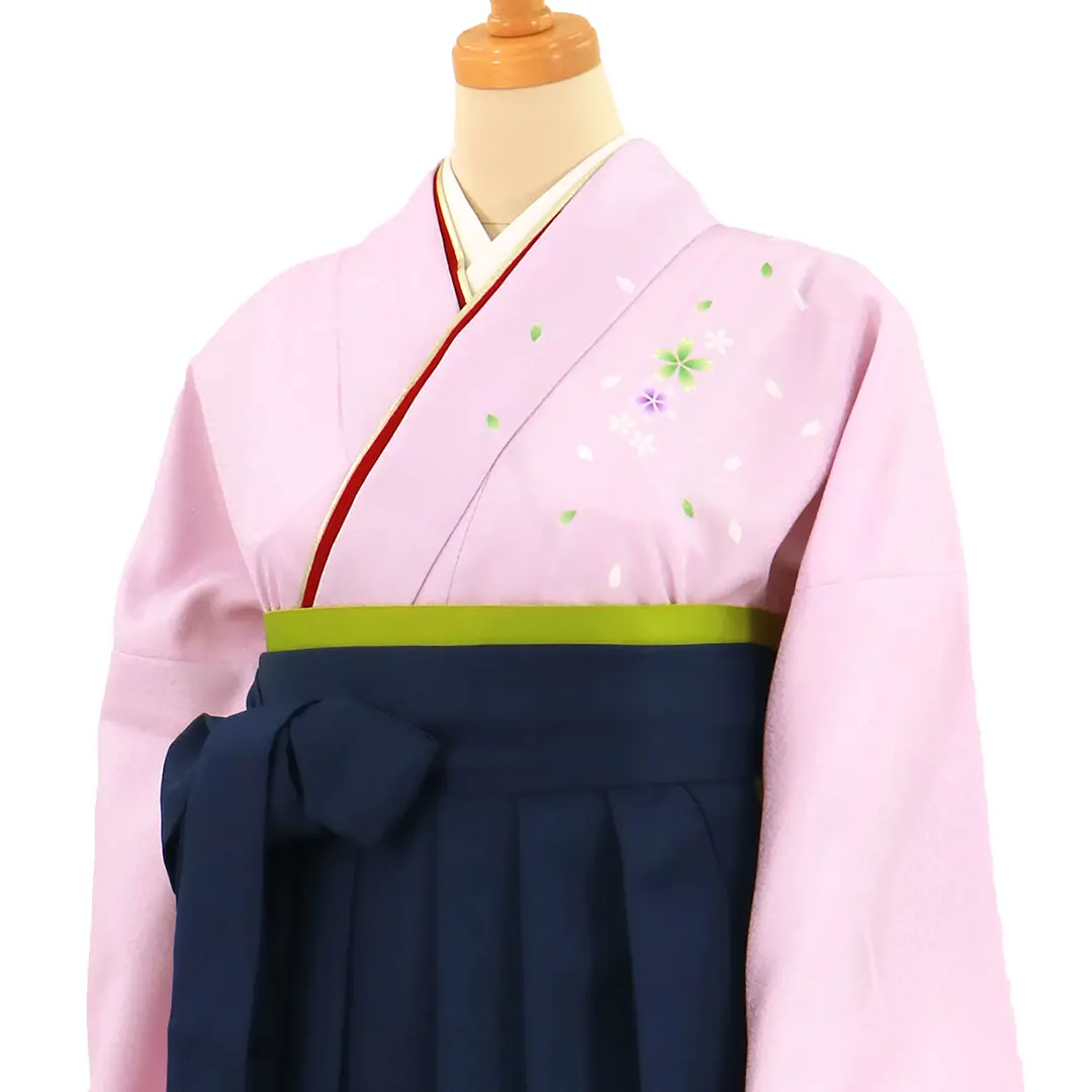 【先生におすすめ】藤色地に桜・紺袴（無地） （二尺袖）／卒業式（オリジナルデザイン）／斜め詳細