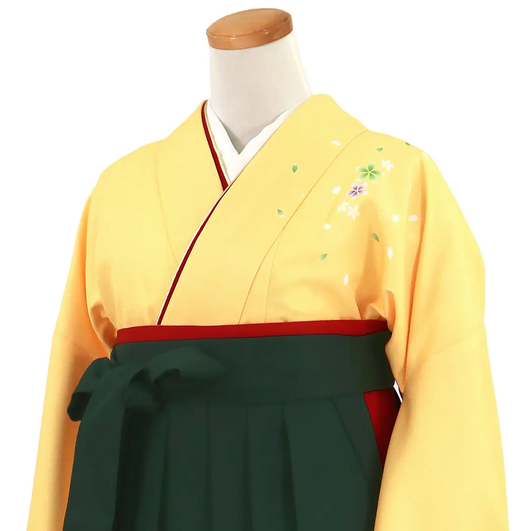 【先生におすすめ】黄色地に桜・深緑袴（無地） （二尺袖）／卒業式（オリジナルデザイン）／斜め詳細