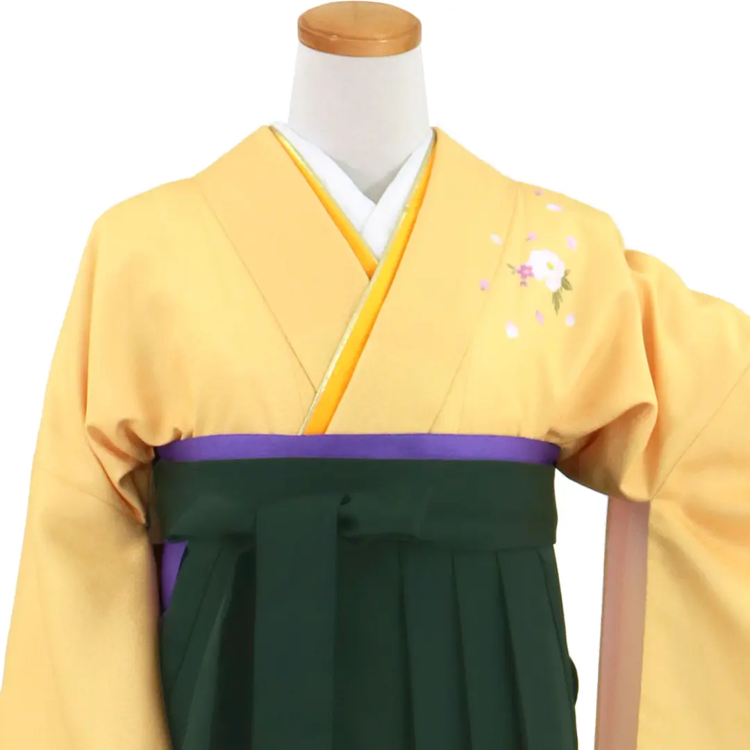 【先生におすすめ】黄色と鶸（ひわ）色地に牡丹・深緑袴（無地） （二尺袖）／卒業式（オリジナルデザイン）／正面詳細