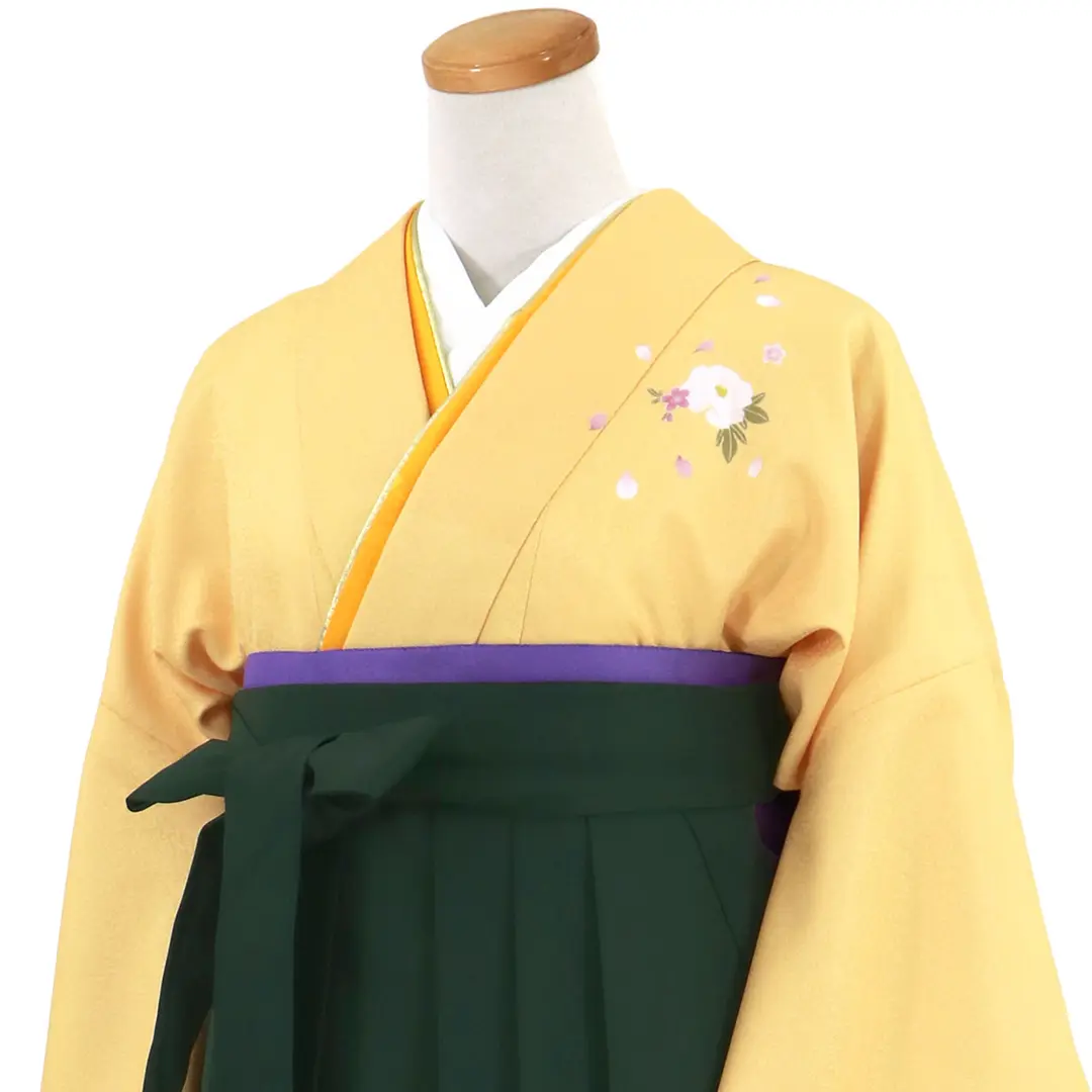 【先生におすすめ】黄色と鶸（ひわ）色地に牡丹・深緑袴（無地） （二尺袖）／卒業式（オリジナルデザイン）／斜め詳細