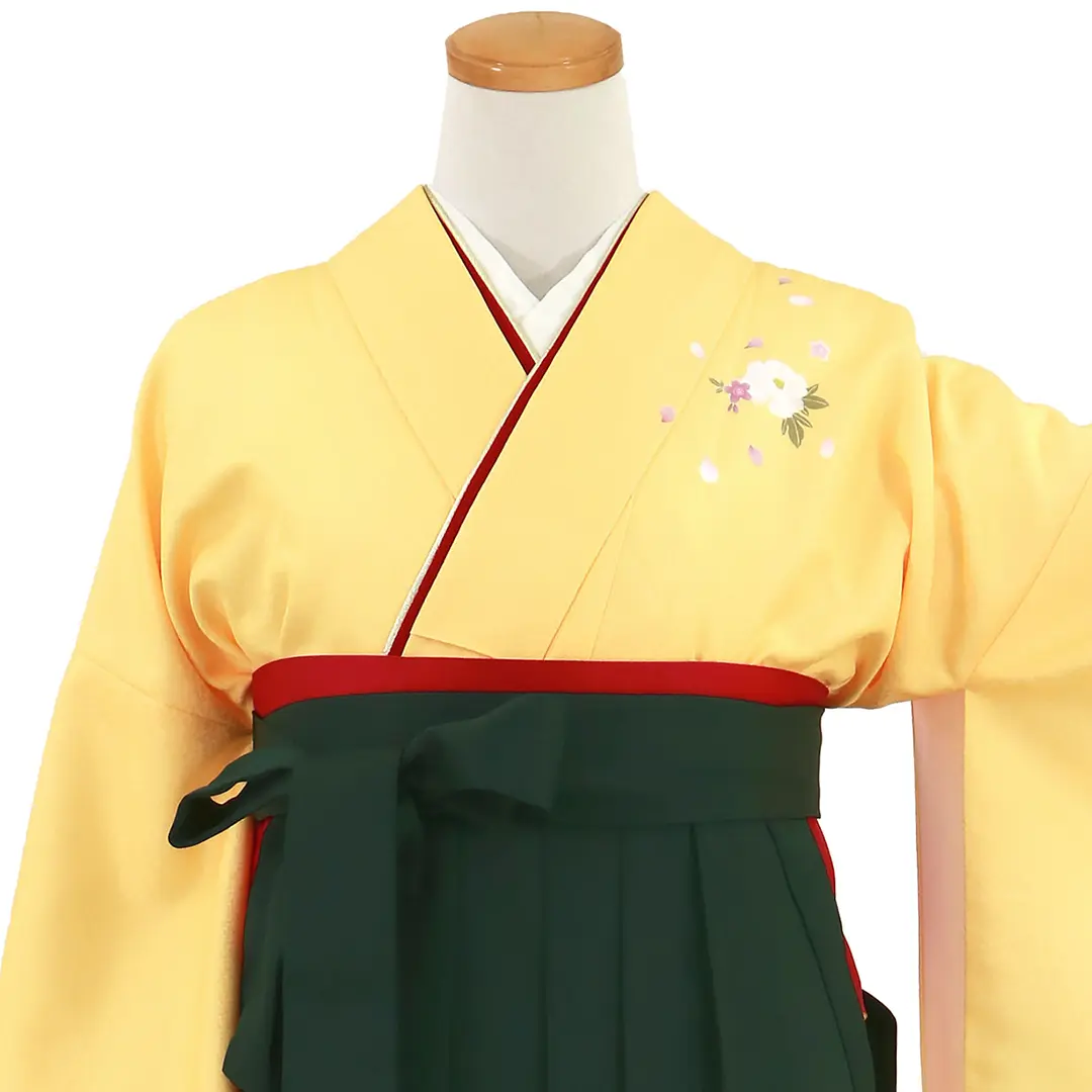 【先生におすすめ】黄色地に牡丹・深緑袴（無地） （二尺袖）／卒業式（オリジナルデザイン）／正面詳細