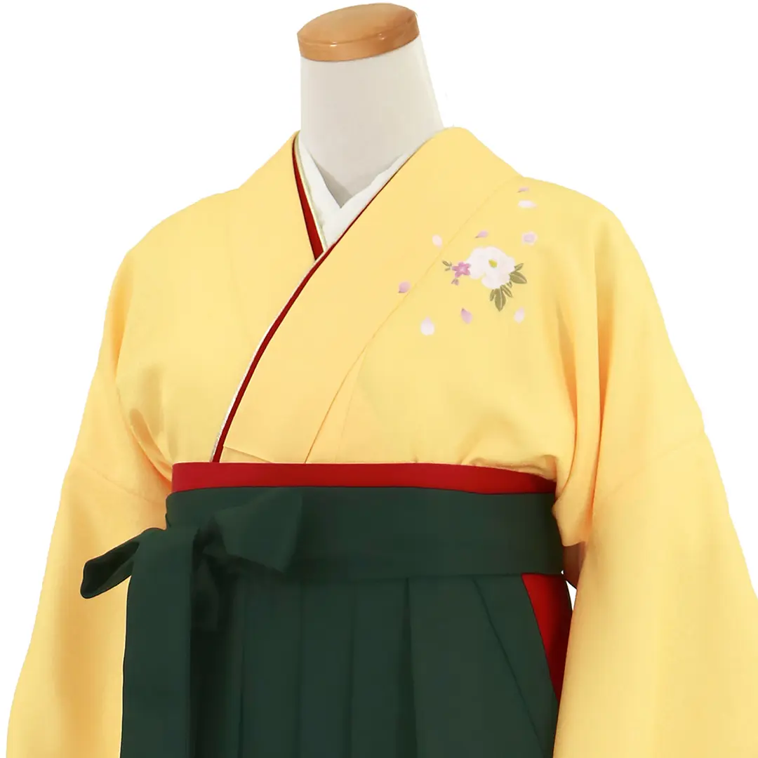 【先生におすすめ】黄色地に牡丹・深緑袴（無地） （二尺袖）／卒業式（オリジナルデザイン）／斜め詳細