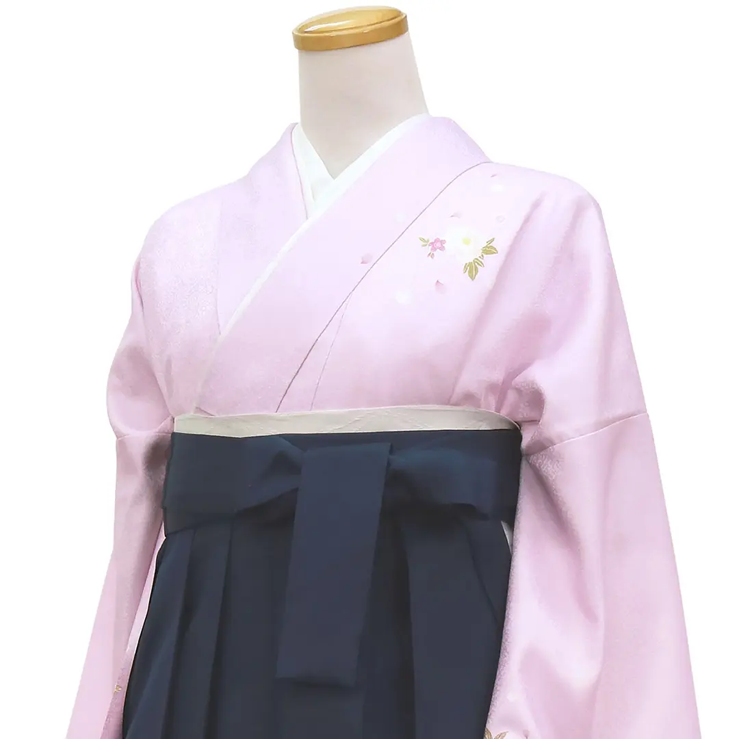 【先生におすすめ】藤色地に牡丹・紺袴（無地） （小袖）／卒業式／斜め詳細