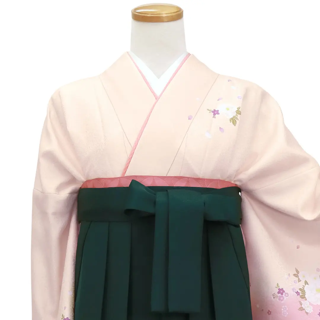【先生におすすめ】ピンクベージュ地に牡丹・深緑袴（無地） （小袖）ワイドサイズ／卒業式／正面詳細