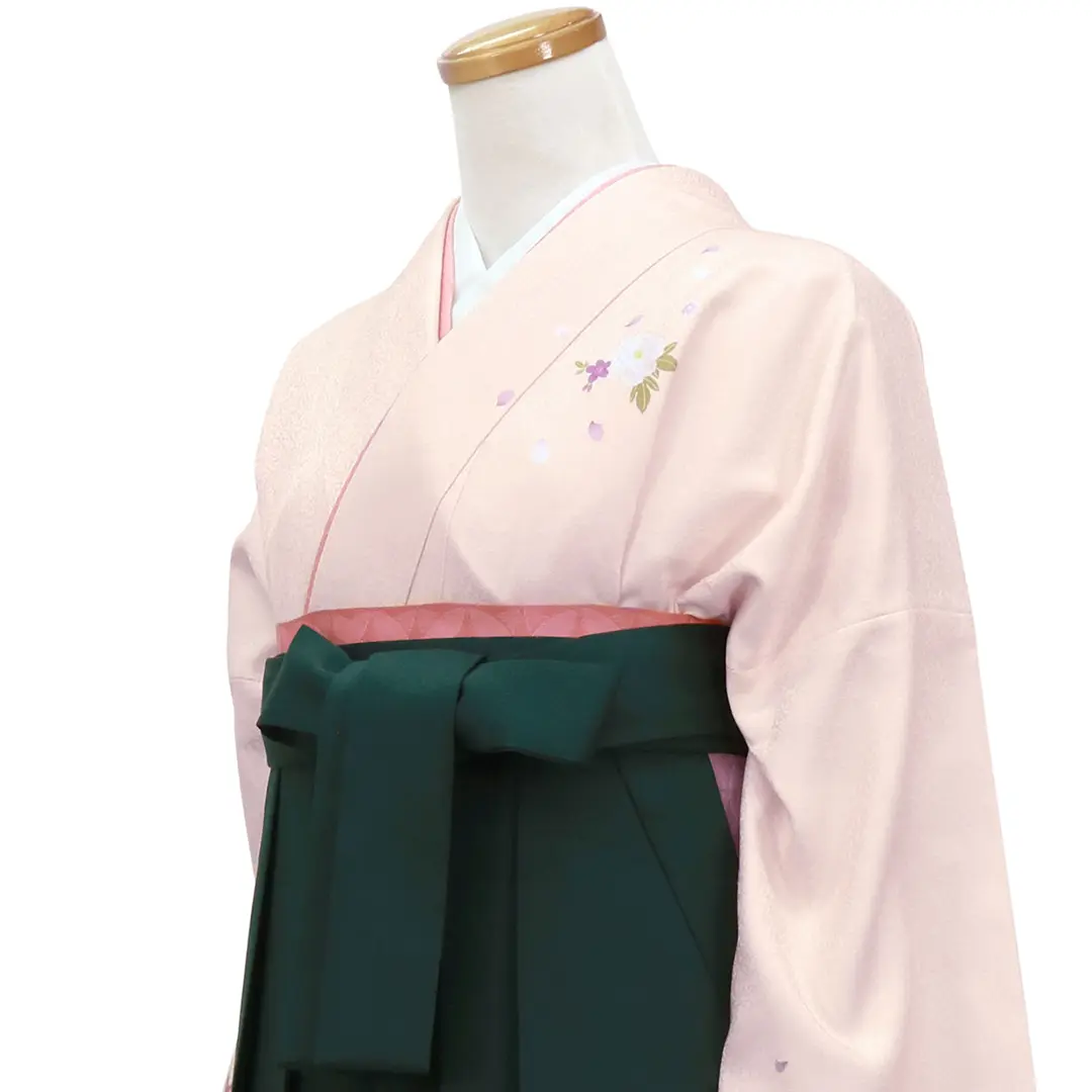 【先生におすすめ】ピンクベージュ地に牡丹・深緑袴（無地） （小袖）ワイドサイズ／卒業式／斜め詳細