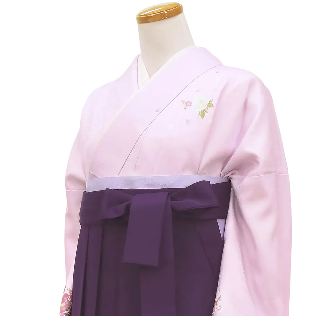 【先生におすすめ】藤色地に牡丹・紫袴（無地） （小袖）ワイドサイズ／卒業式／斜め詳細