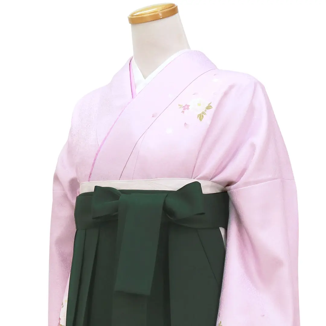 【先生におすすめ】藤色地に牡丹・深緑袴（無地） （小袖）ワイドサイズ／卒業式／斜め詳細