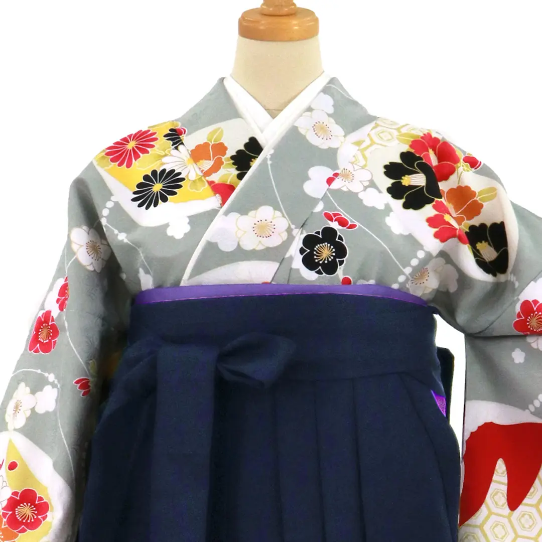 グレー地に貝合わせと花、紺袴（無地）（二尺袖）ワイドサイズ／卒業式／正面詳細