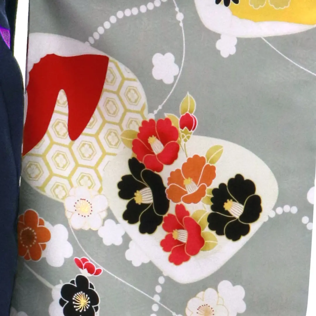 グレー地に貝合わせと花、紺袴（無地）（二尺袖）ワイドサイズ／卒業式／柄詳細
