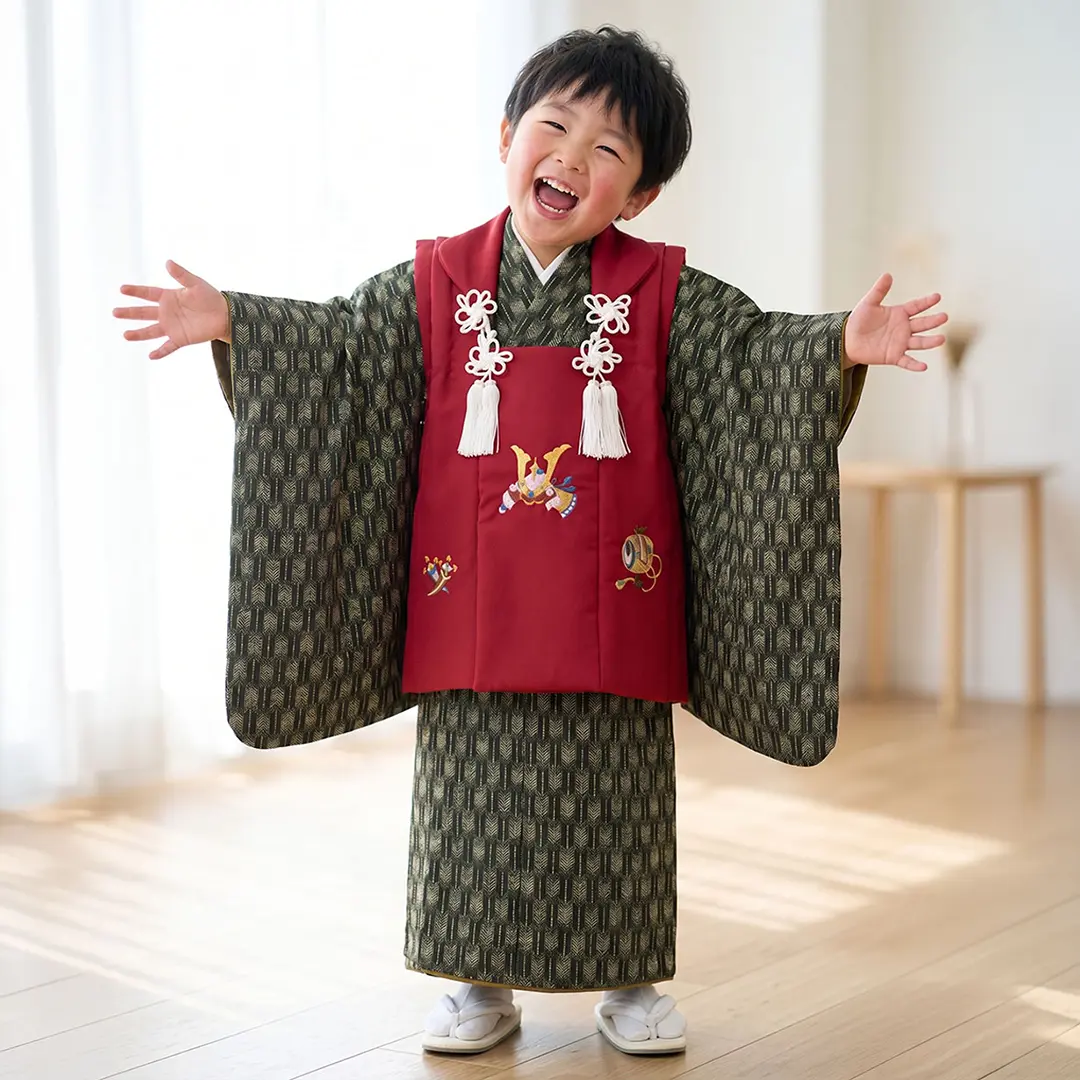 黒地に矢羽の着物、兜の赤の被布コートセット／七五三・三歳男の子