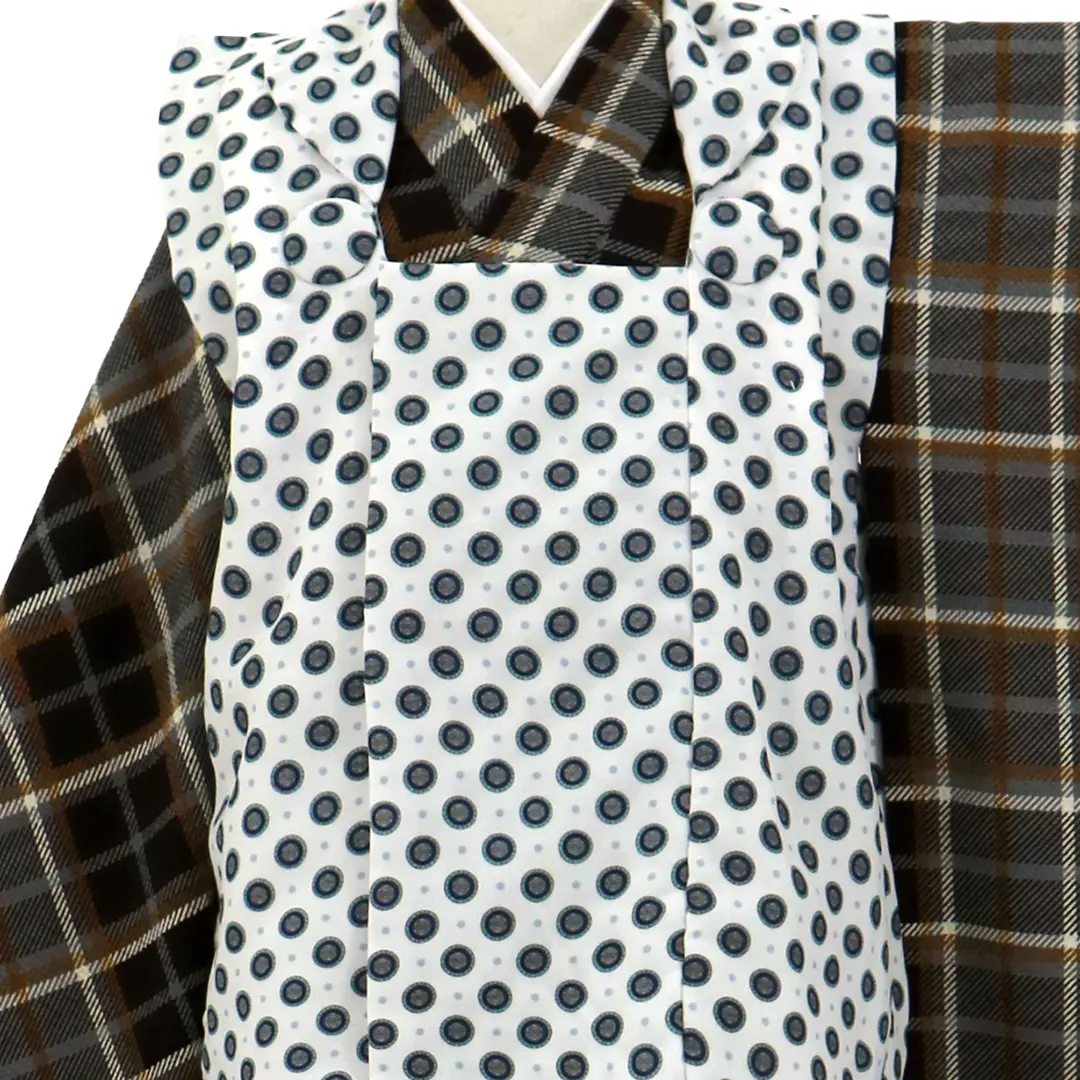 黒のタータンチェック、白の被布コートセット／七五三・三歳男の子・被布コートセット／バストアップ詳細