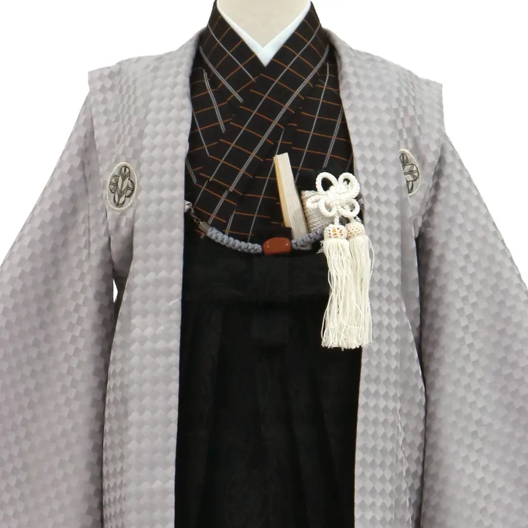 グレー地に銀の紋付、黒色の袴／七五三・三歳男の子・袴／衿元詳細