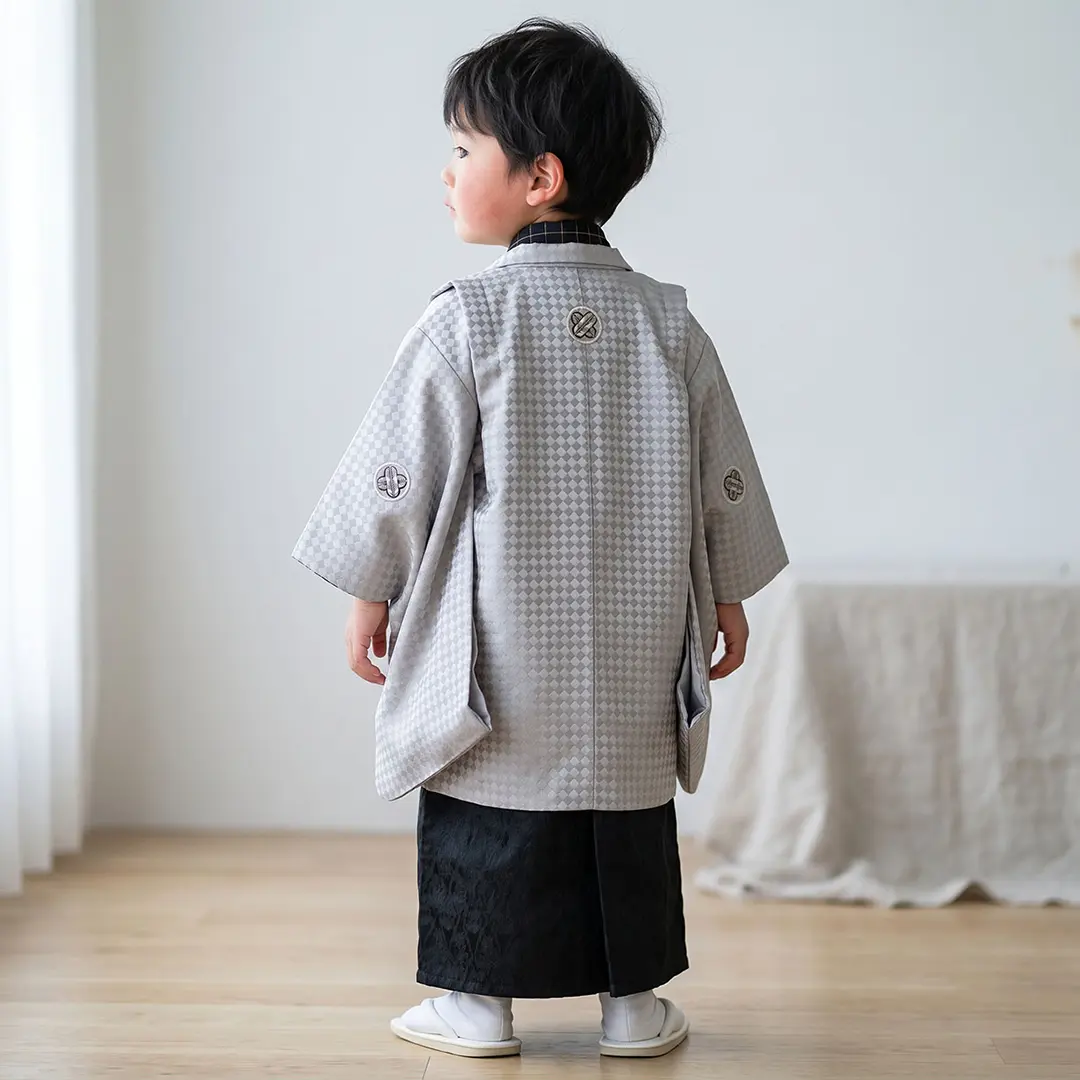 グレー地に銀の紋付、黒色の袴／七五三・三歳男の子・袴／着用イメージ