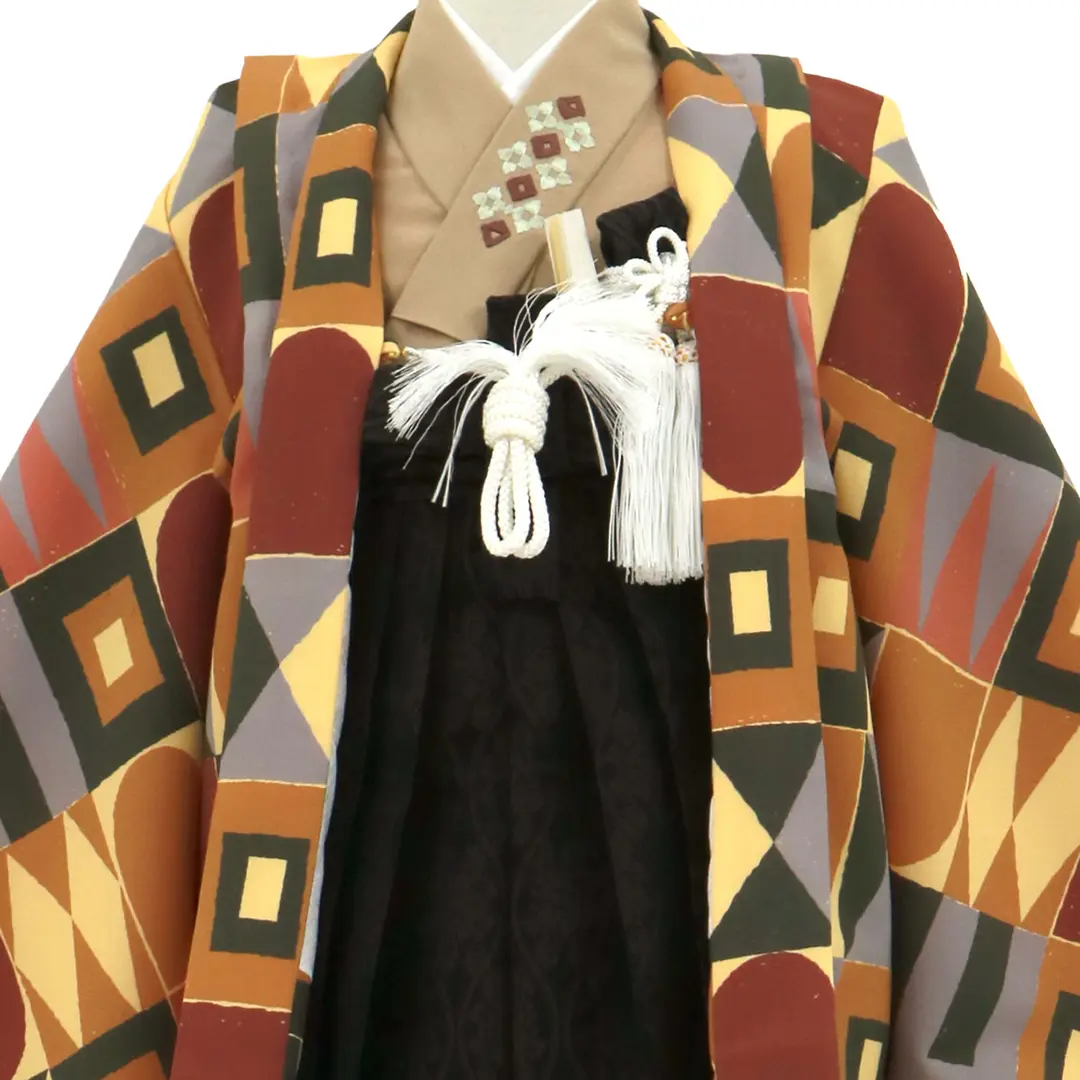 茶色の幾何学文様、黒色の袴／七五三・三歳男の子・袴／衿元詳細