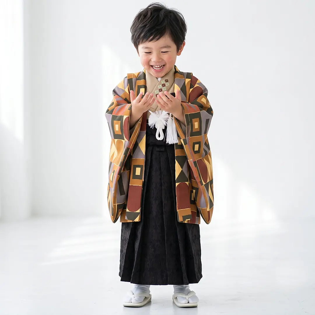 茶色の幾何学文様、黒色の袴／七五三・三歳男の子・袴／着用イメージ