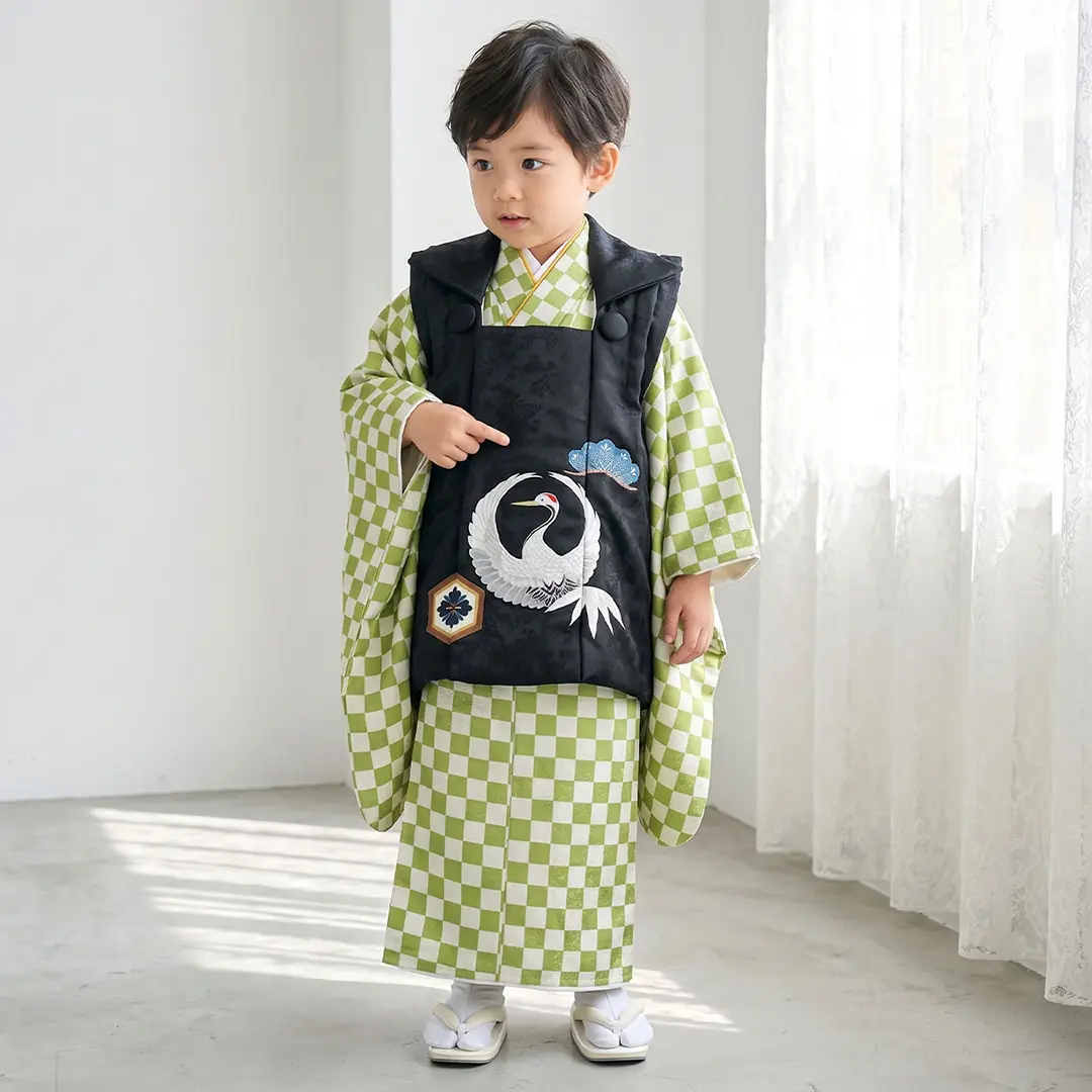 黄緑と白の市松、黒地に鶴の被布コートセット／七五三・三歳男の子・被布コートセット／着用イメージ