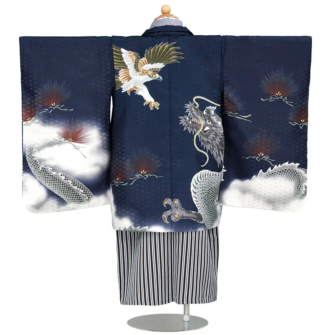 紺地に鷹と雲龍、黒縞の袴／七五三・三歳男の子・袴 背中