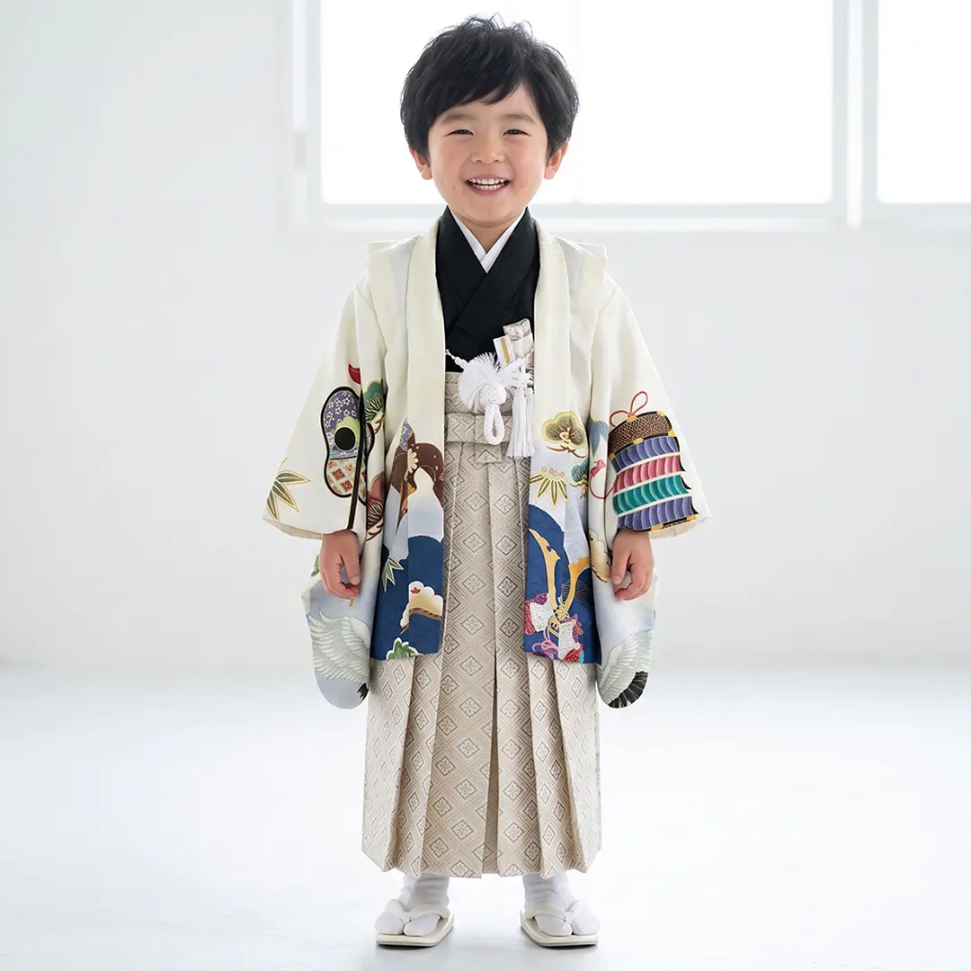 白紺地に鶴と兜、白グレーの袴／七五三・三歳男の子・袴／着用イメージ