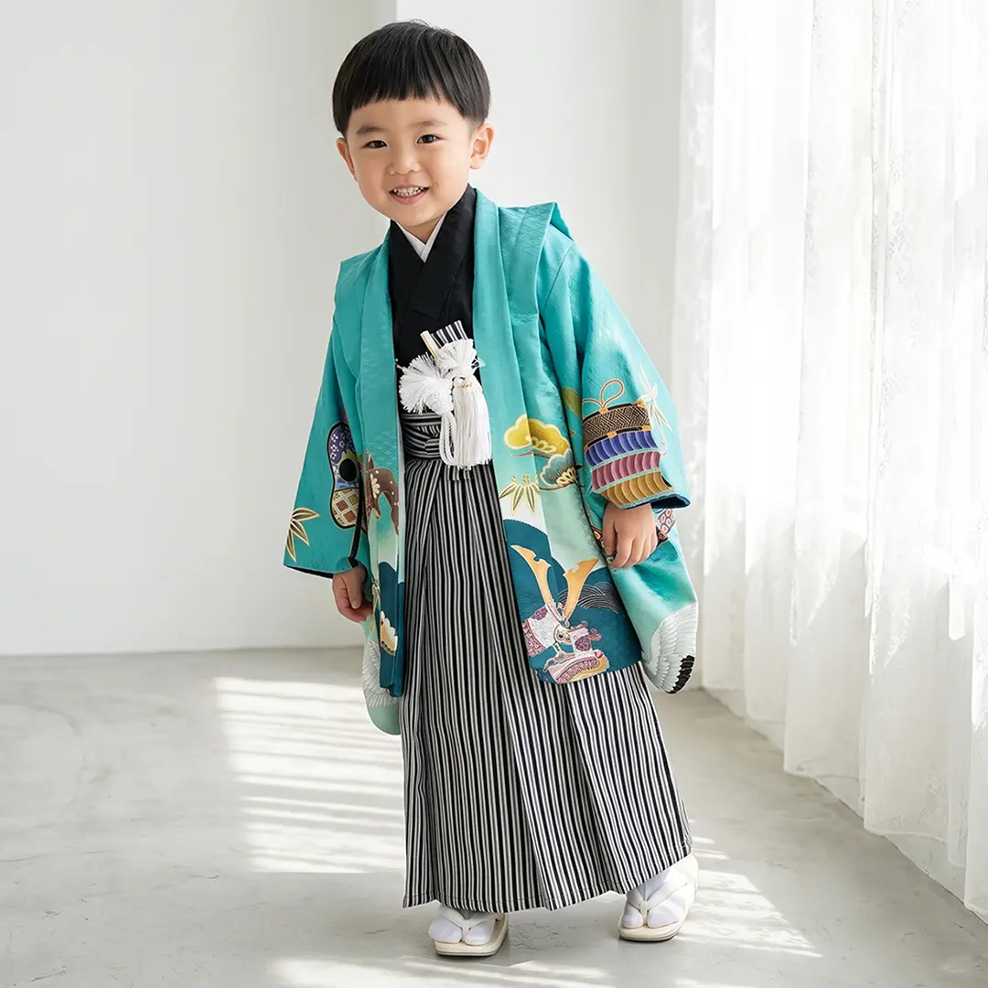 ブルーグリーンに鶴と兜、黒縞の袴／七五三・三歳男の子・袴