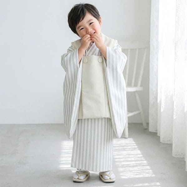 七五三　端午の節句　被布セット　男の子3歳　小町kids 白色被布コート　着物 白地にグレーのストライプ、アイボリーの被布コートセット／七五三・三
