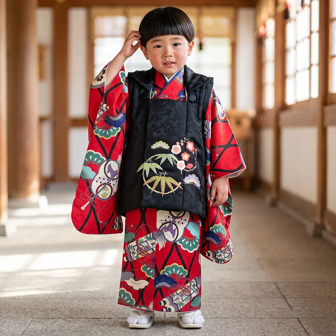 赤地の立涌に松と軍配、黒地に松竹梅の被布コートセット／七五三・三歳男の子・被布コートセット／着用イメージ