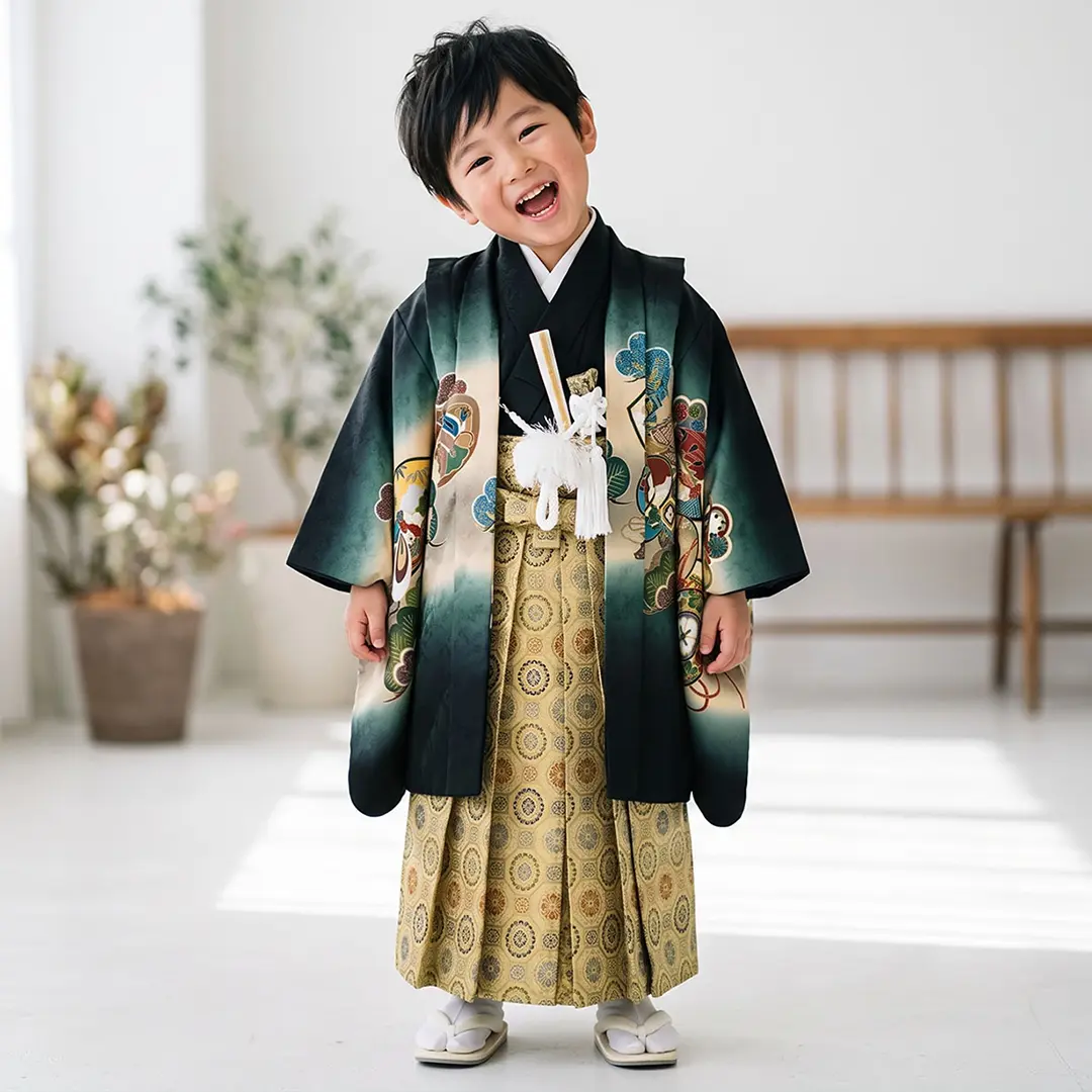 黒地に鷹と太鼓、金襴の袴／七五三・三歳男の子・袴／着用イメージ