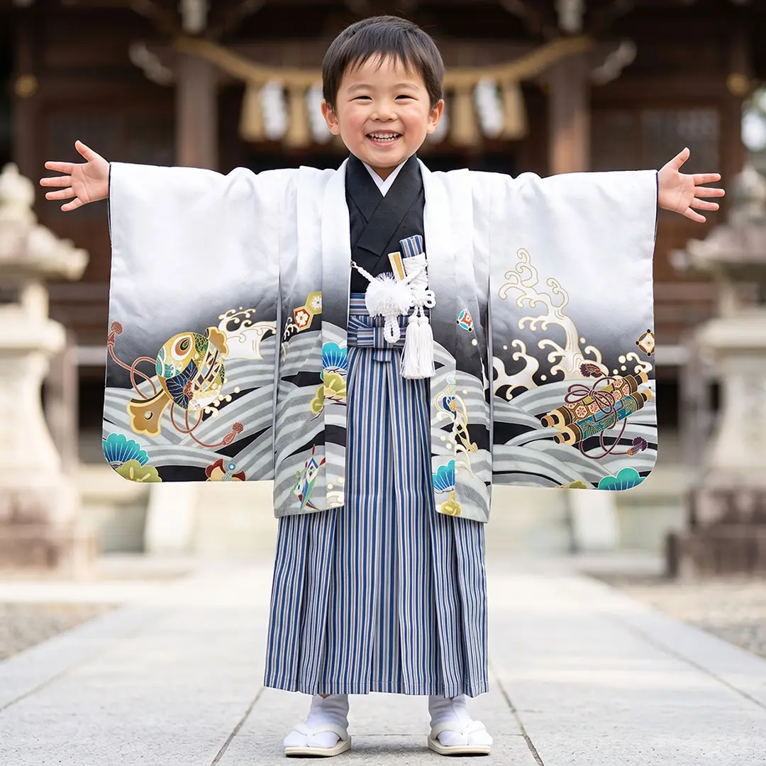 白地に鷹と宝船、紺縞の袴／七五三・三歳男の子・袴／着用イメージ