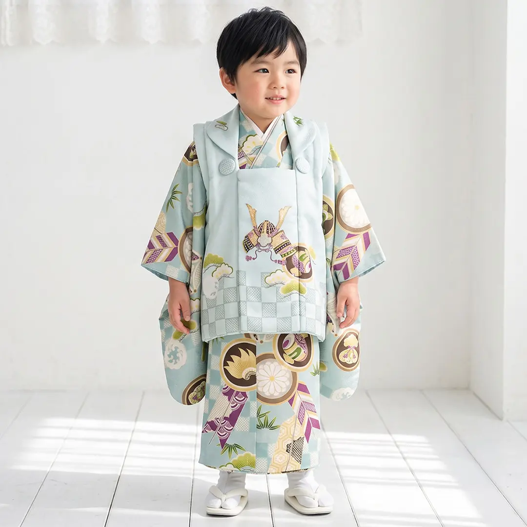 水色地に丸紋と矢羽根、薄水色の兜の被布コートセット／七五三・三歳男の子・被布コートセット／着用イメージ