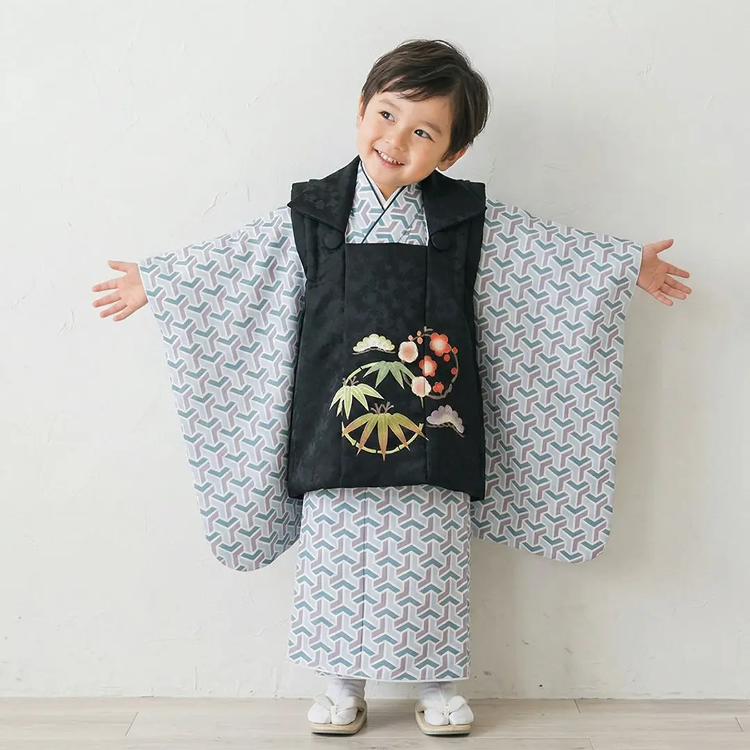 淡青地に毘沙門亀甲、黒地に松竹梅の被布コートセット／七五三・三歳男の子・被布コートセット