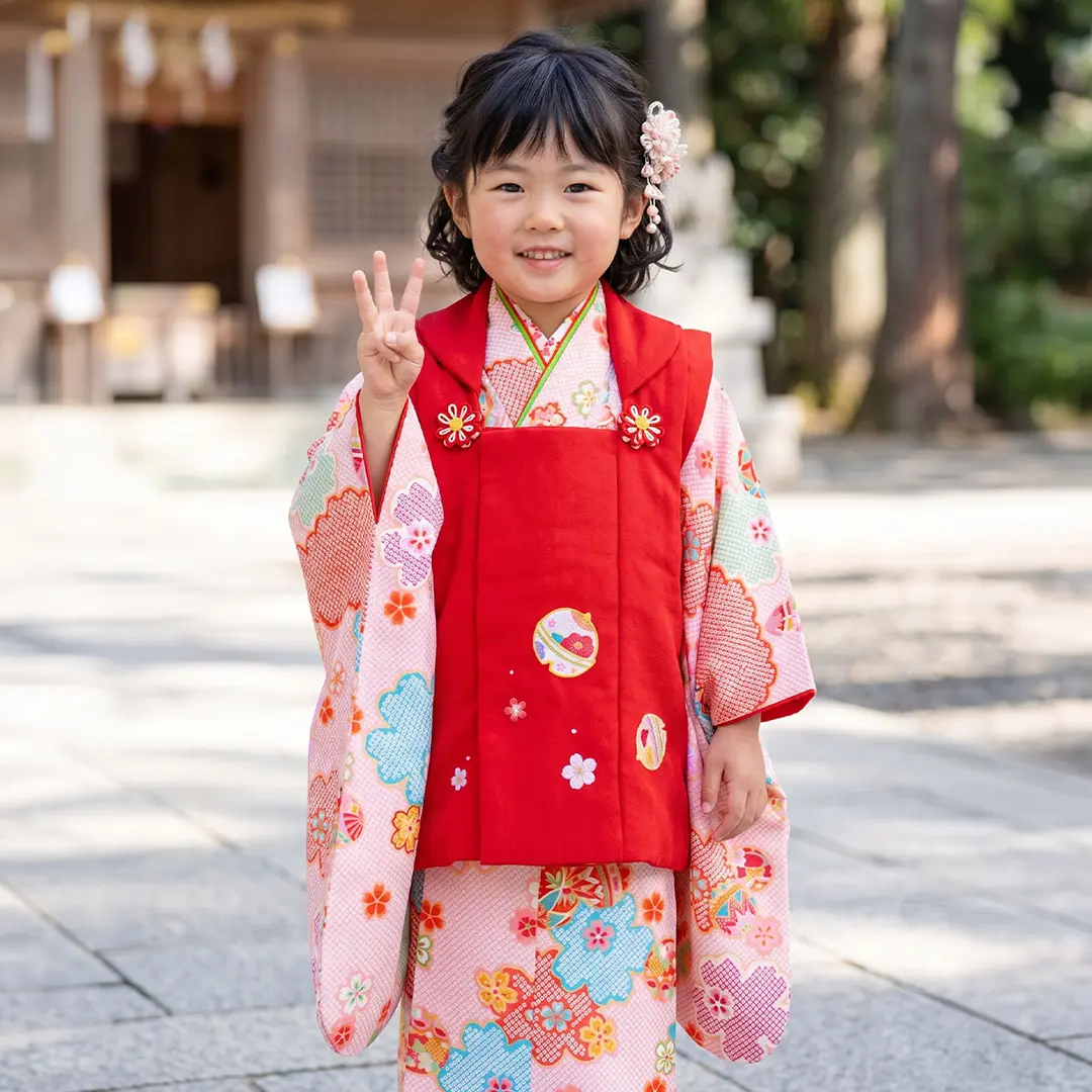 ピンクの疋田地に桜と鞠の被布コートセット／七五三・三歳女の子／着用イメージ