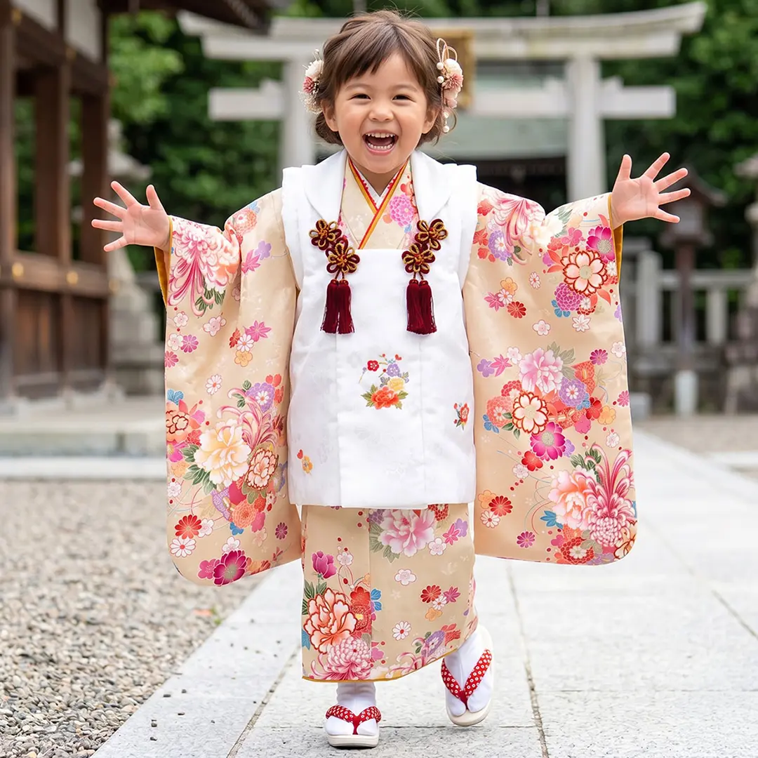 ベージュ地に菊と牡丹の被布コートセット／七五三・三歳女の子／着用イメージ